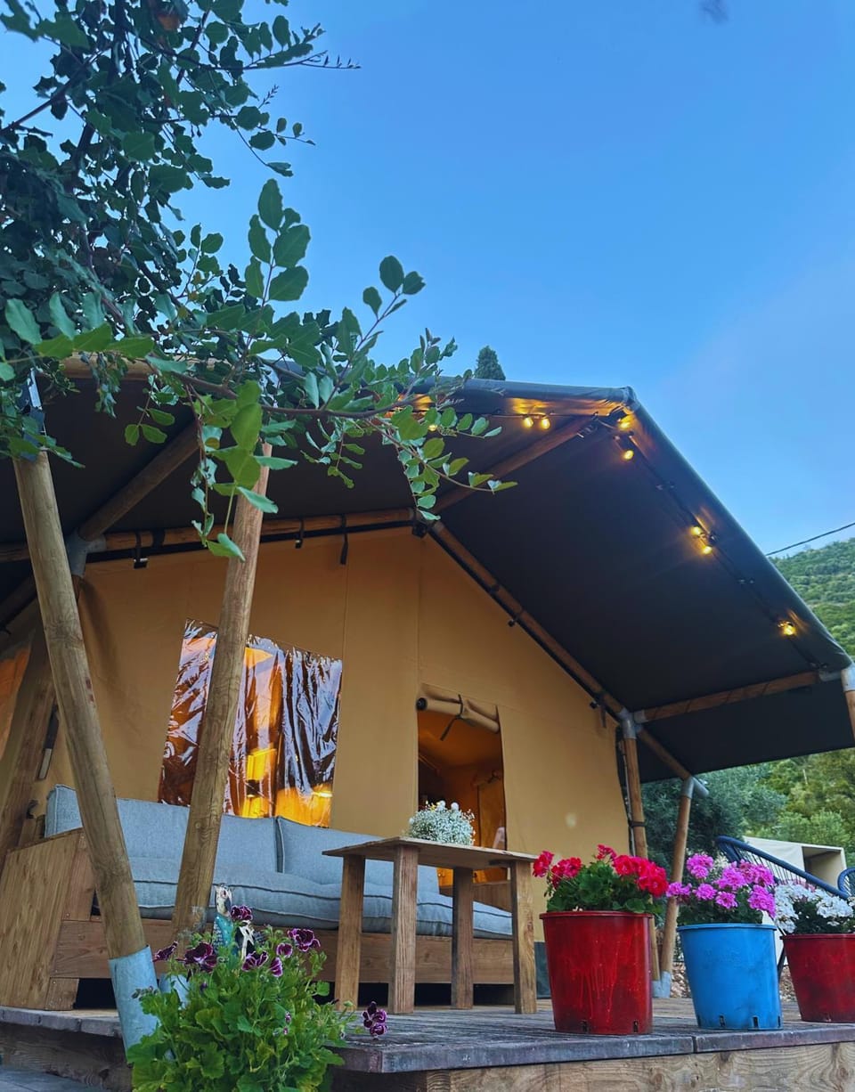 Property building, Patio, Spring, Day, Natural landscape, Garden, View (from property/room), Balcony/Terrace, Dining area, Garden view, Mountain view