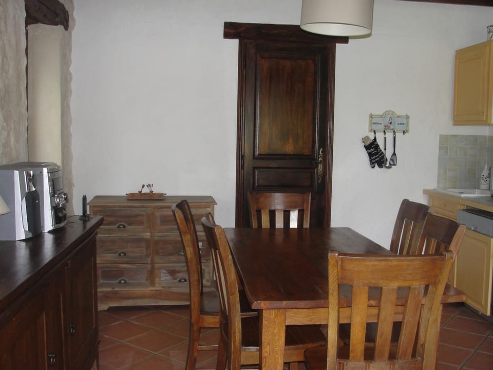 Kitchen or kitchenette, Dining area