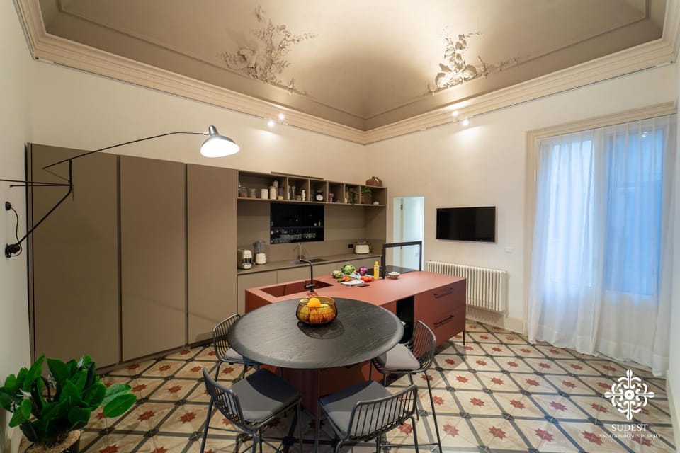 Kitchen or kitchenette, Dining area