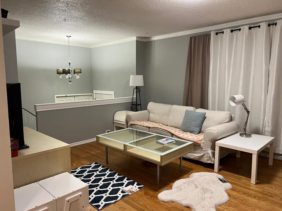 Luxurious 2BR Whole Main level -Single house Apartment in Calgary