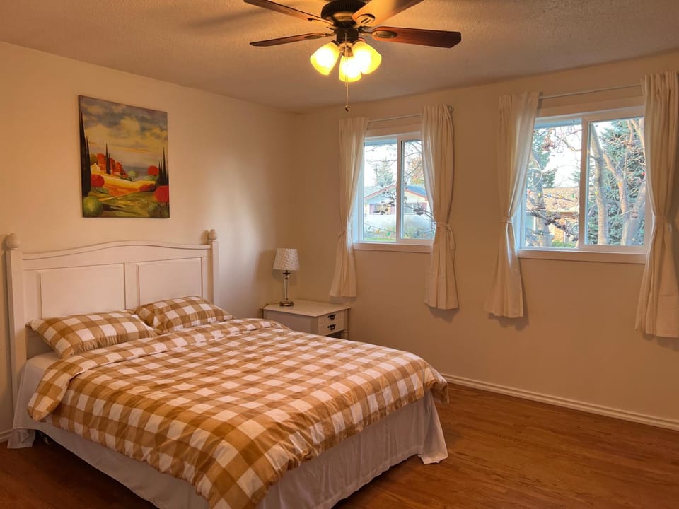 Luxurious 2BR Whole Main level -Single house Apartment in Calgary