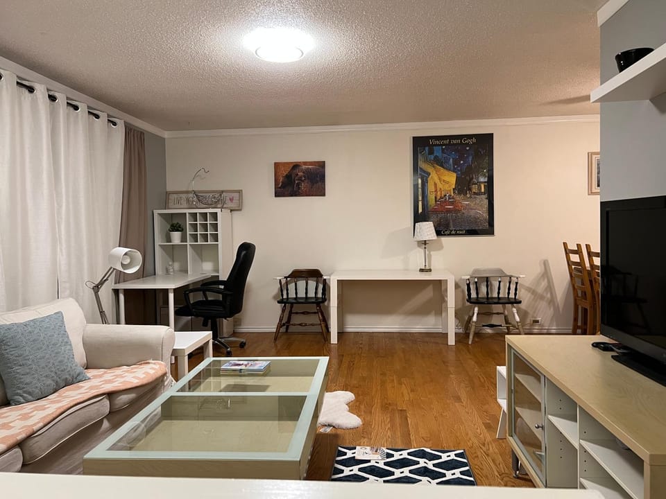 Luxurious 2BR Whole Main level -Single house Apartment in Calgary