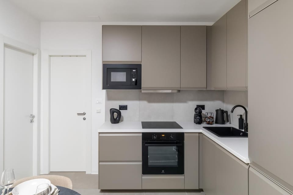 Coffee/tea facilities, Kitchen or kitchenette, oven, stove, toaster