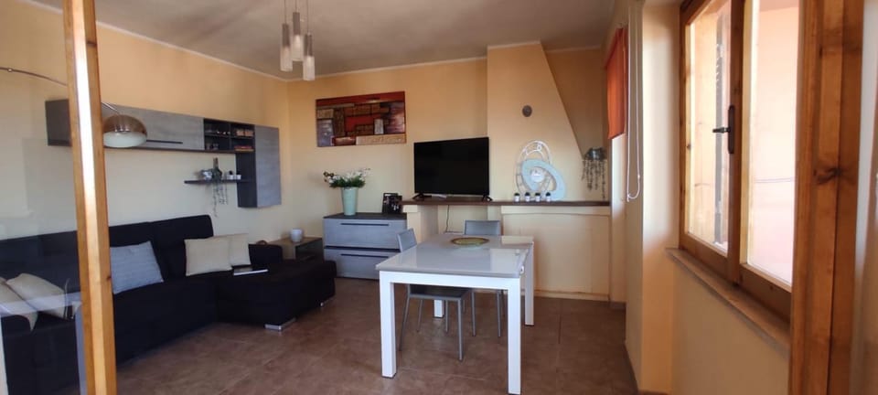 Communal lounge/ TV room, TV and multimedia, Living room, Seating area, Dining area, Evening entertainment