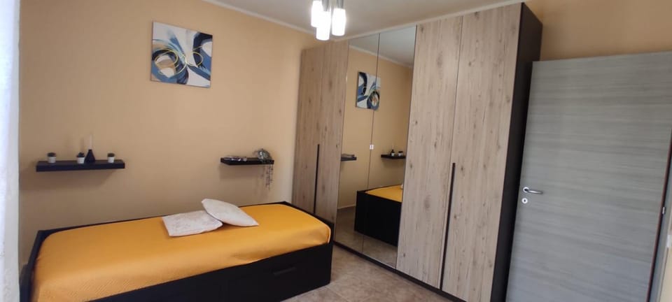Bed, Bedroom, towels, wardrobe