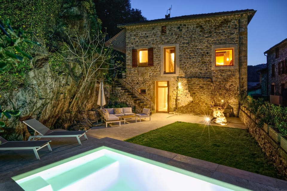 Property building, Night, Garden, Garden view, Pool view, Swimming pool, sunbed