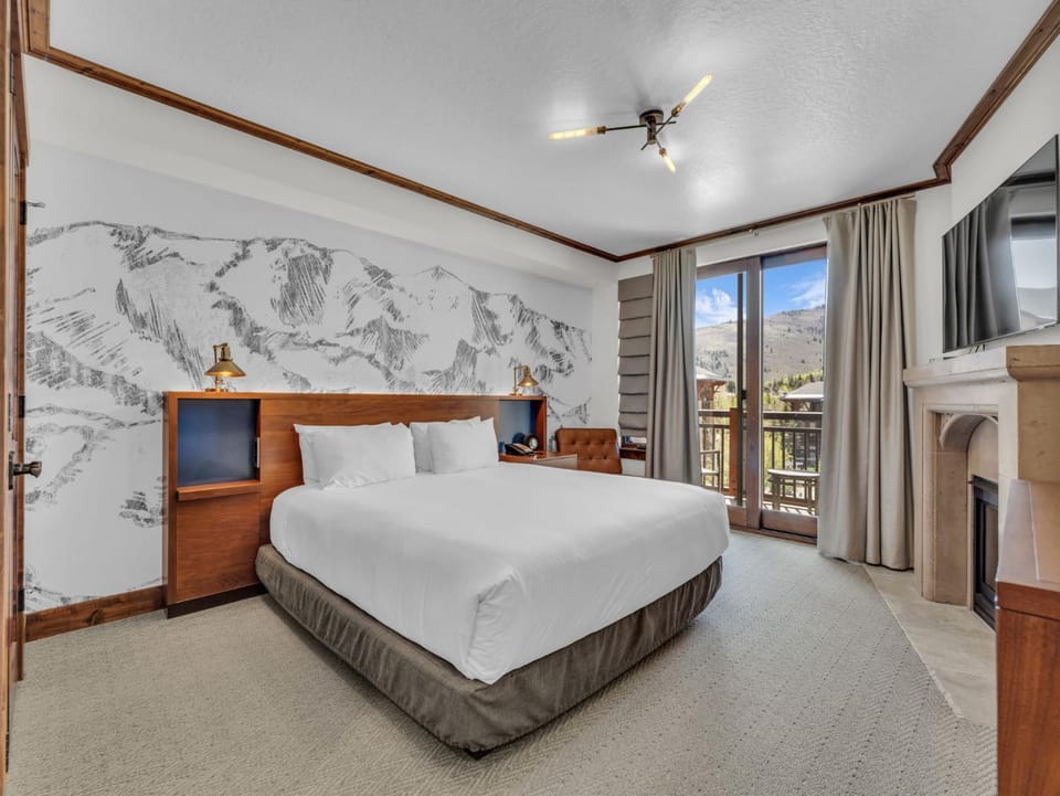 Hyatt Centric Escape with Shared Pool and Hot Tub House in Wasatch County