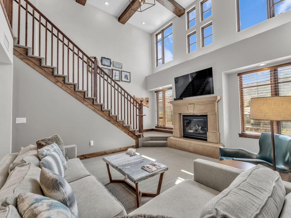 Hyatt Centric Escape with Shared Pool and Hot Tub House in Wasatch County
