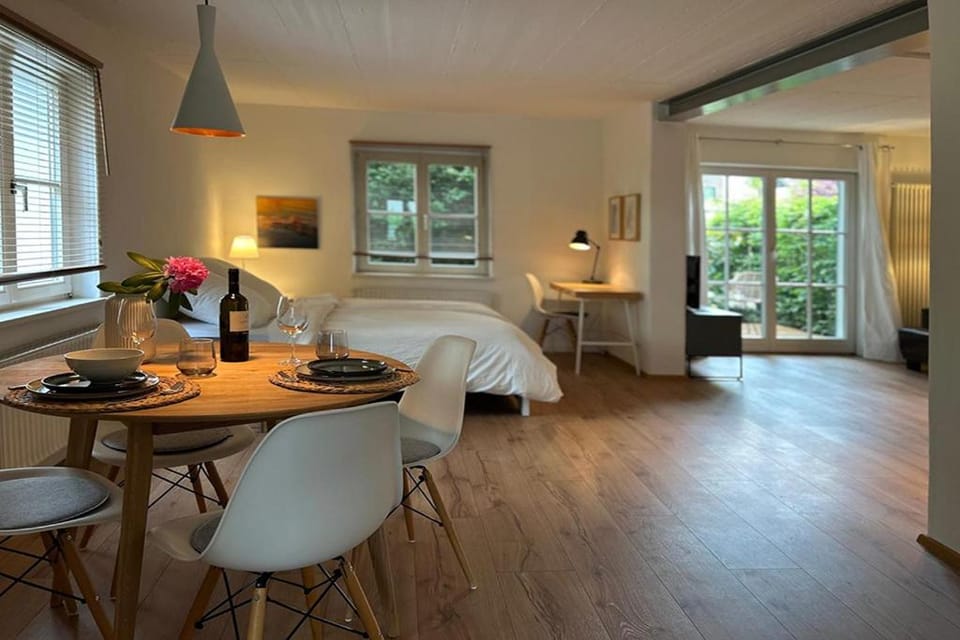 Bed, Dining area