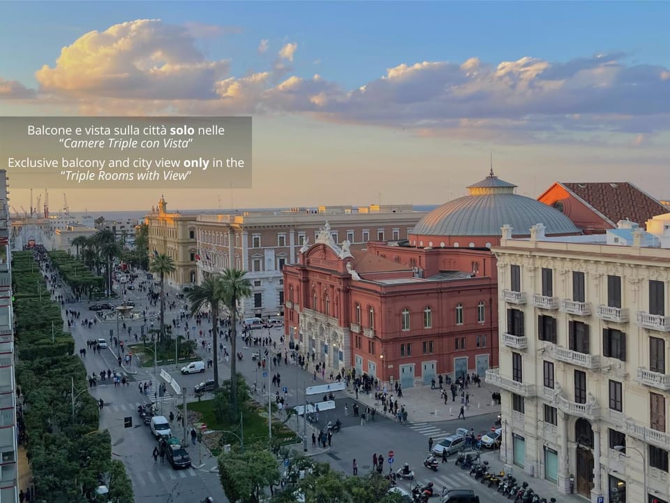 View (from property/room), Balcony/Terrace, City view, Landmark view, Street view