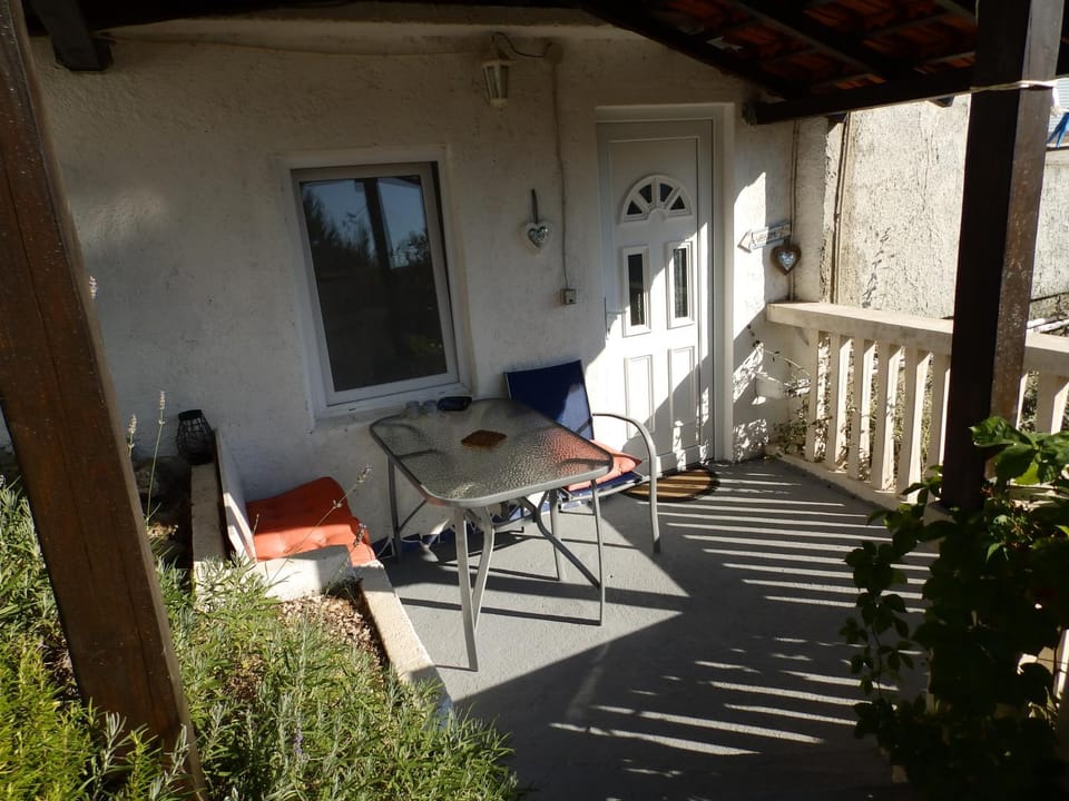 Facade/entrance, Balcony/Terrace, Seating area