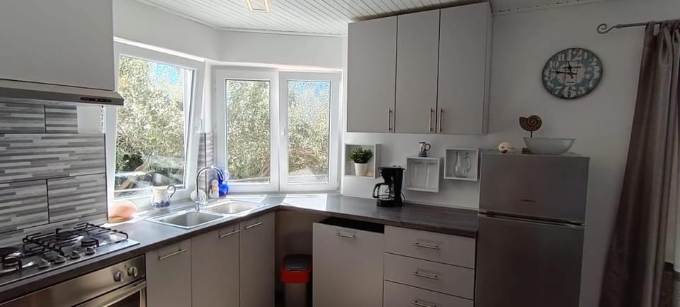 Coffee/tea facilities, Kitchen or kitchenette, dishwasher, oven, stove