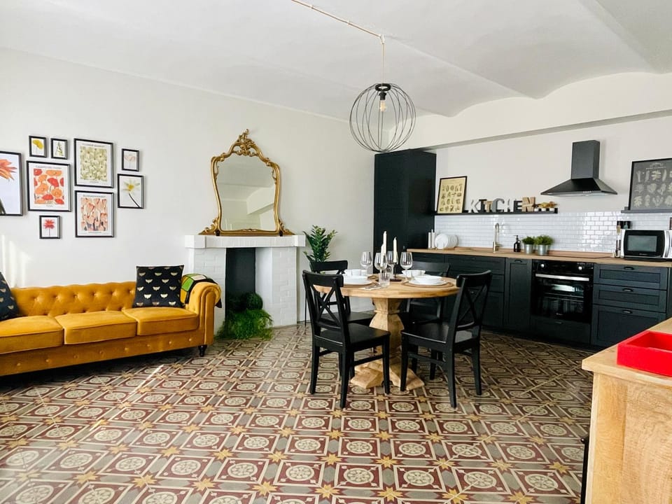 Kitchen or kitchenette, Living room, Seating area, Dining area, oven, stove
