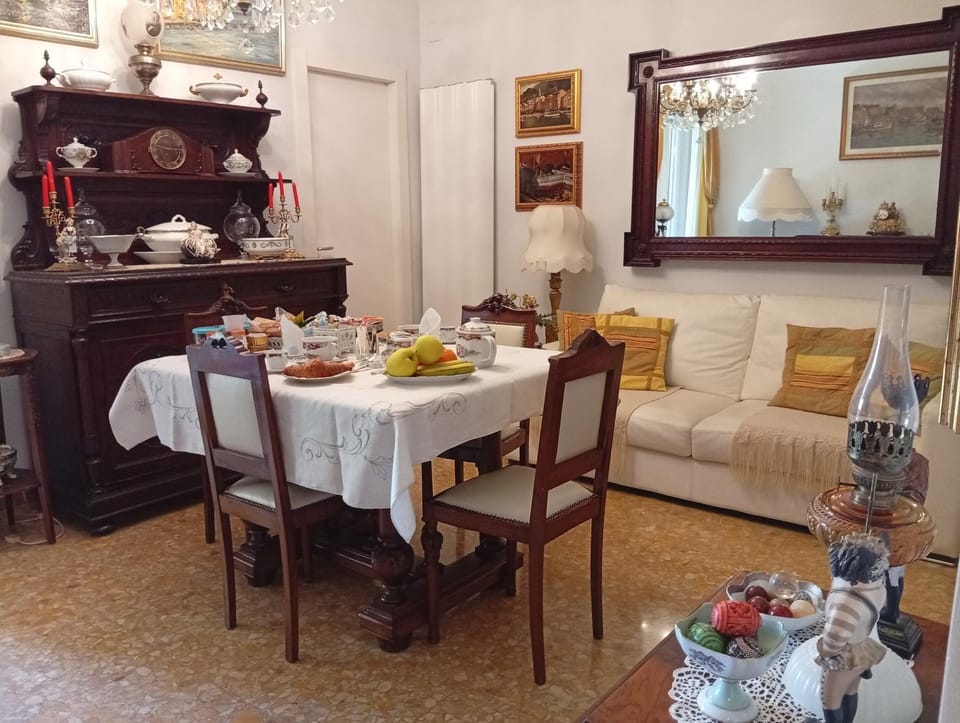 Food and drinks, Dining area, Food