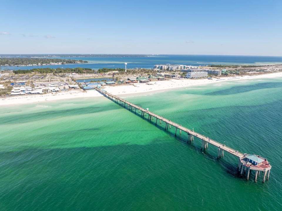 Emerald Coast Breeze Retreat Single-Level 4-Bedroom Beach Getaway (Sleeps 12) House in Fort Walton Beach