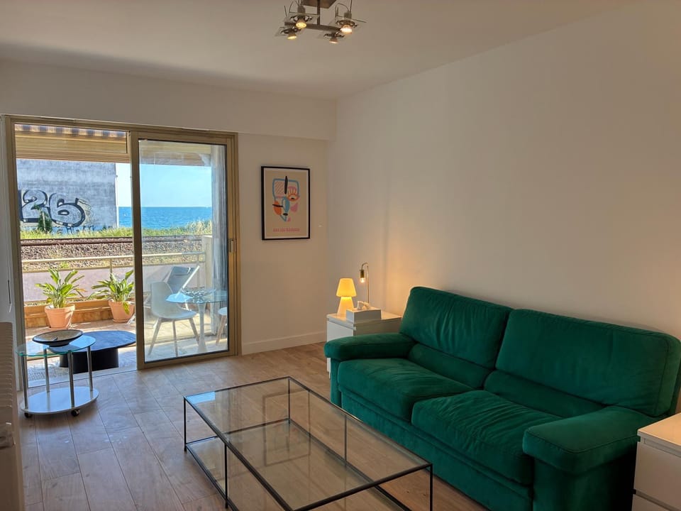 JUAN - PLAGES - PARKING Privé - TERRASSE VUE MER Apartment in Antibes