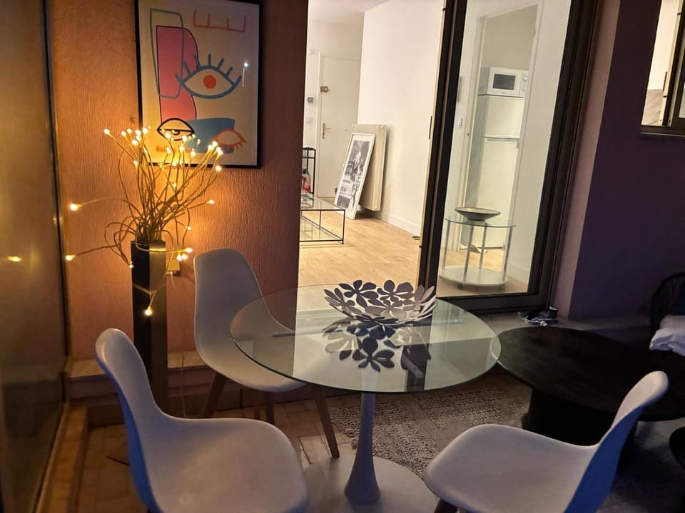 JUAN - PLAGES - PARKING Privé - TERRASSE VUE MER Apartment in Antibes