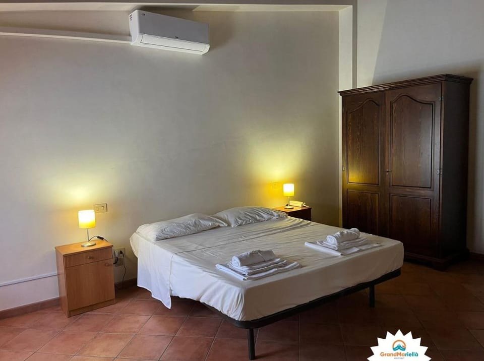 Bed, Bedroom, wardrobe, air conditioner, air conditioner