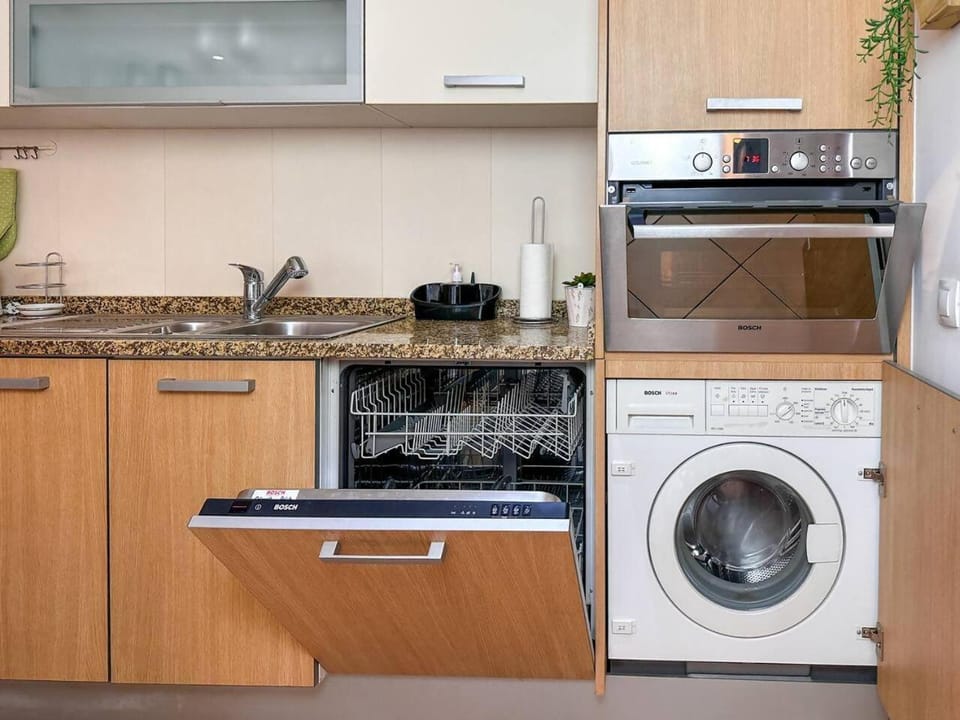 Kitchen or kitchenette, dishwasher, oven, washing machine