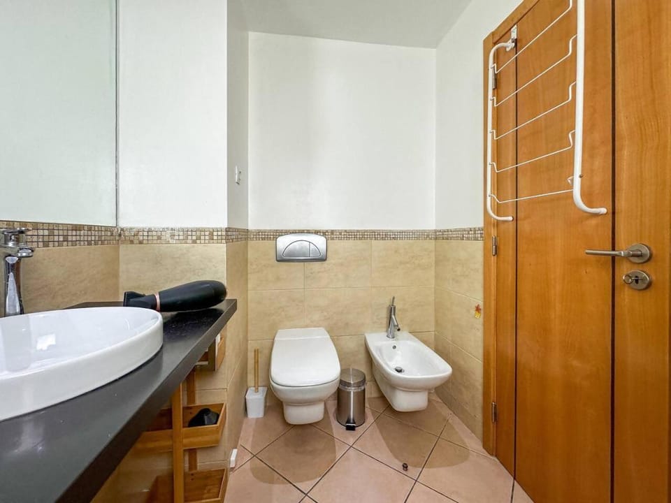 Toilet, bidet