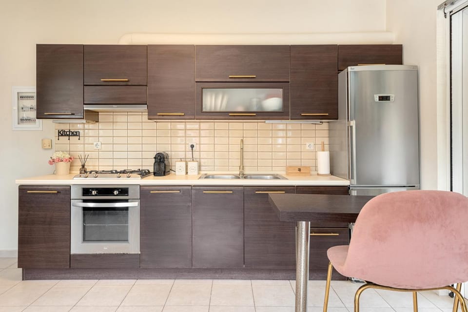 Coffee/tea facilities, Kitchen or kitchenette, oven, stove