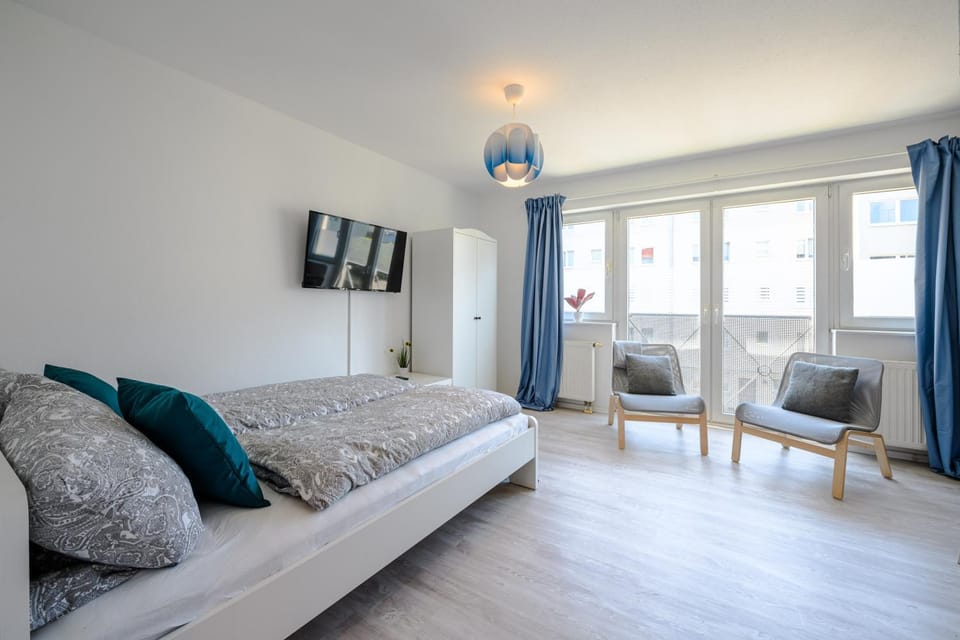 Bed, TV and multimedia, Seating area, wardrobe