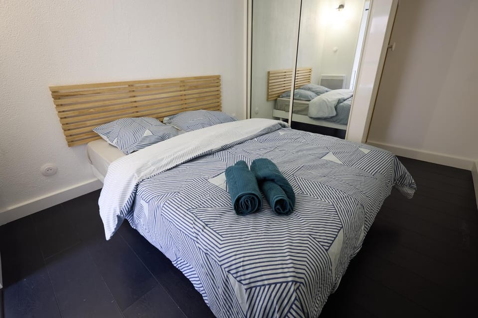 Bed, Photo of the whole room, Bedroom, towels