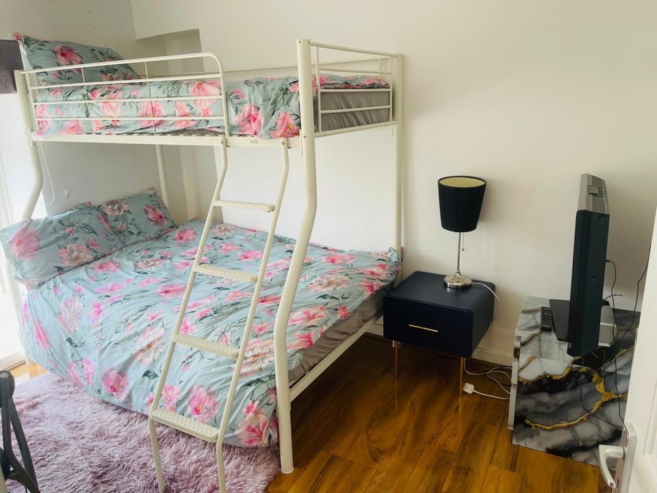 Peaceful 3 bedroom house in Swansea-Morriston-5 people maximum House in Wales