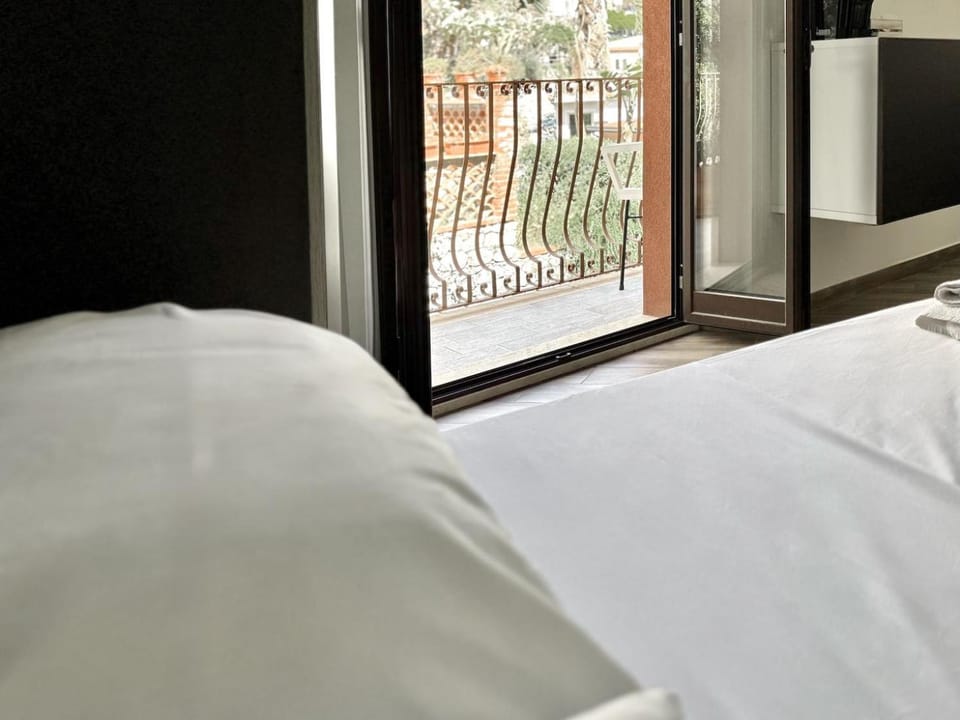 Bed, Balcony/Terrace, Bedroom