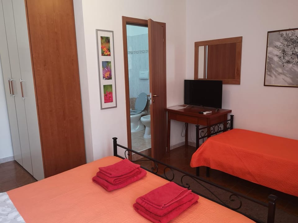 Bedroom, towels