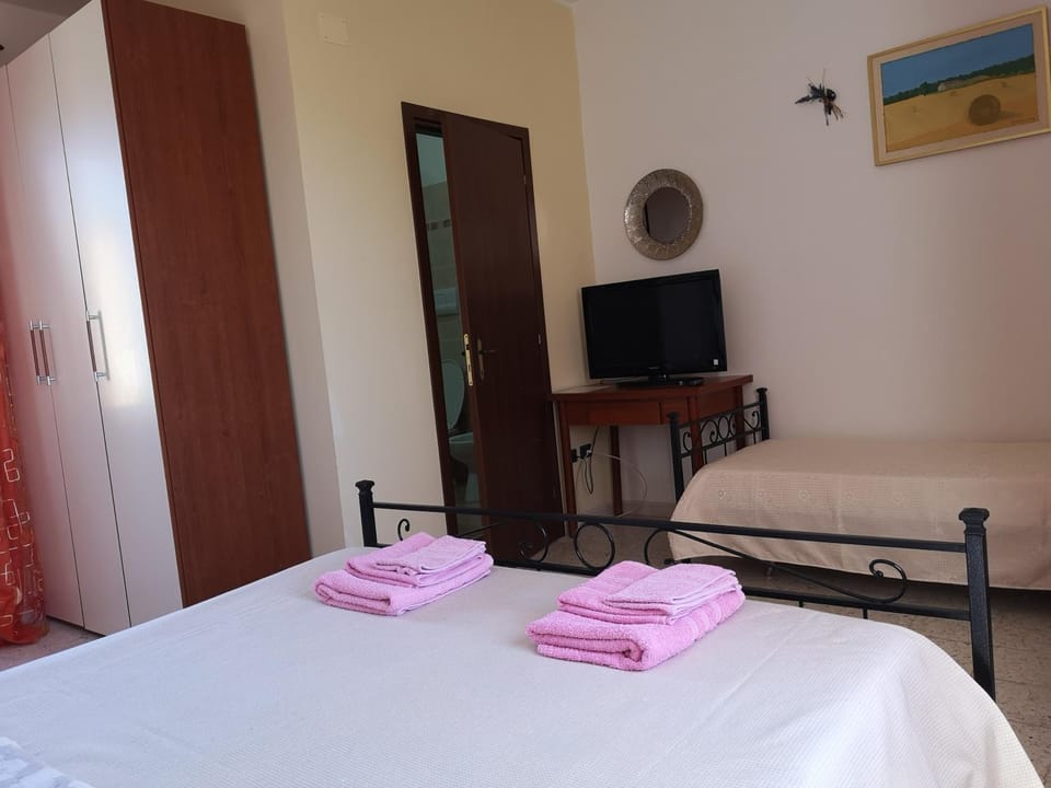 Bed, TV and multimedia, Bedroom, towels