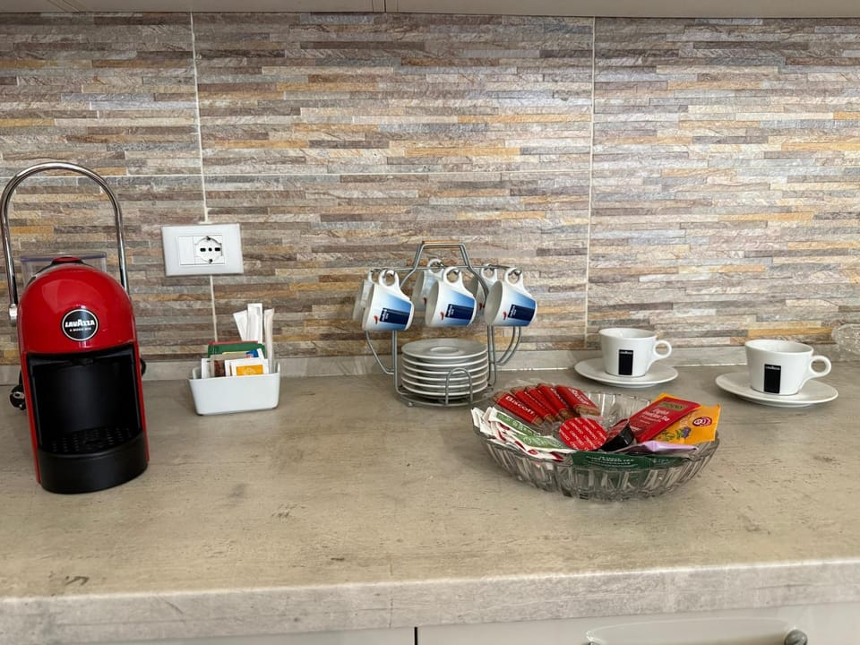 Coffee/tea facilities, Kitchen or kitchenette, Food and drinks, Food