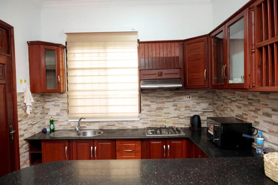 Kitchen or kitchenette, minibar, stove