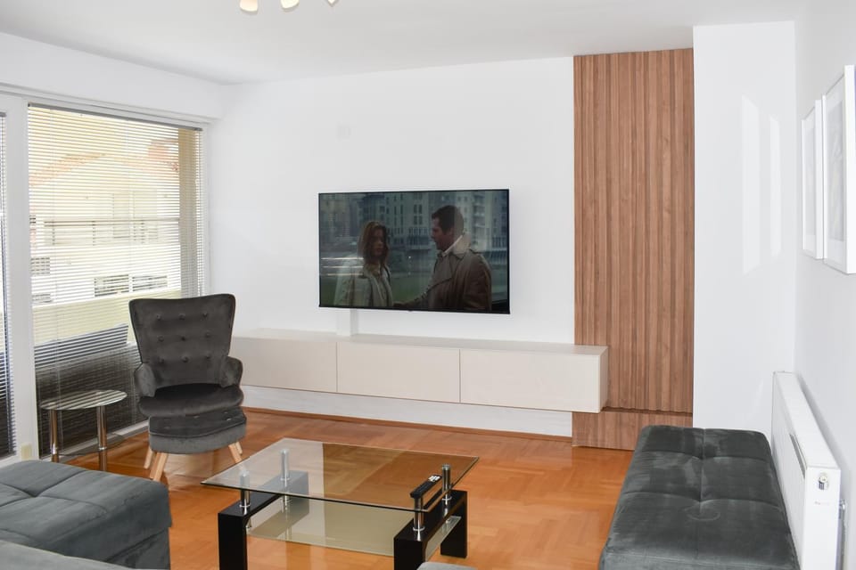 Communal lounge/ TV room, TV and multimedia, Living room, Seating area, Evening entertainment