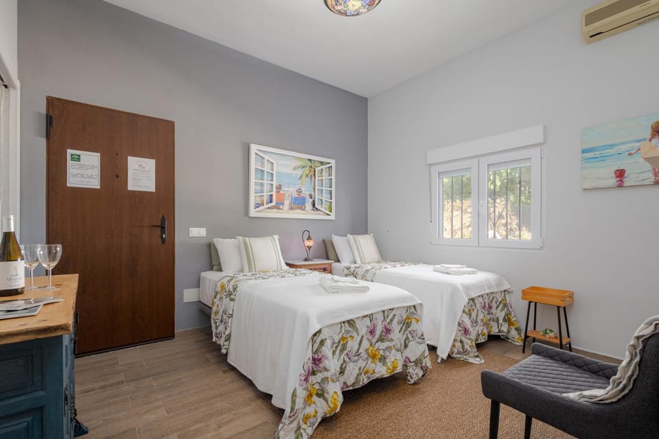 Photo of the whole room, Bedroom