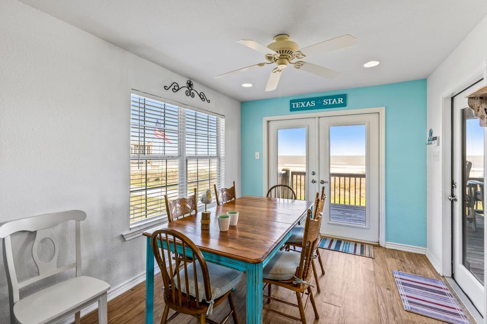 A Texas Star Beachfront 3BR House in Bolivar Peninsula