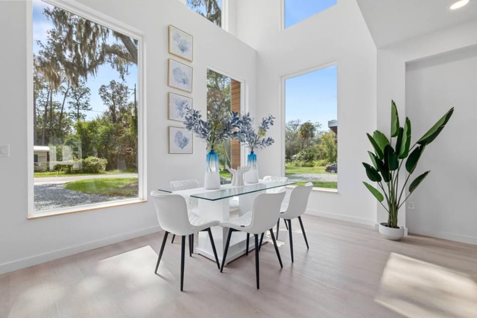 Day, Dining area