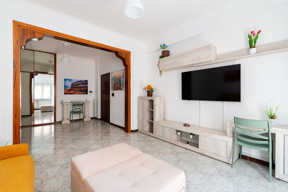 TV and multimedia, Living room, Evening entertainment
