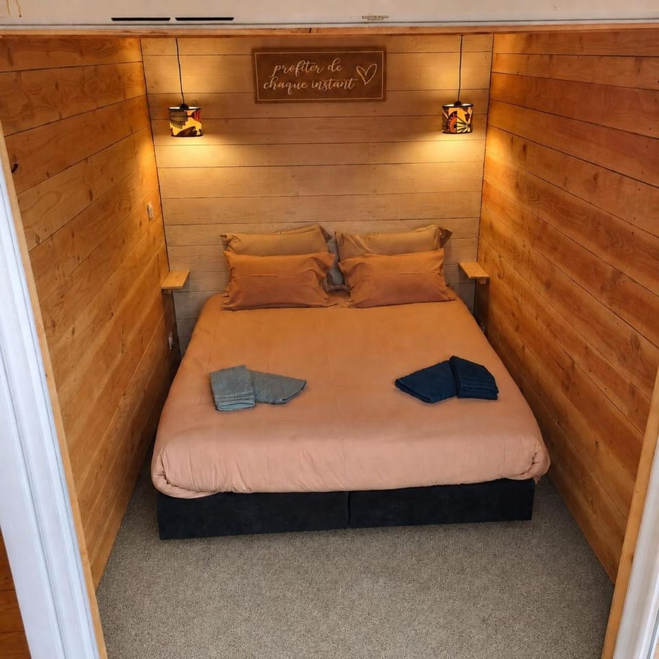 Tiny house cosy au cœur des bois Luxury tent in Auvergne-Rhône-Alpes