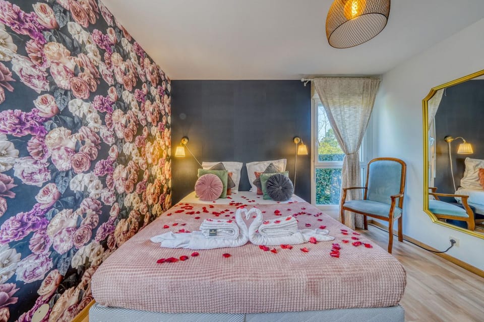 Chambre d'Amour Jacuzzi Bordeaux Parking Apartment in Bordeaux