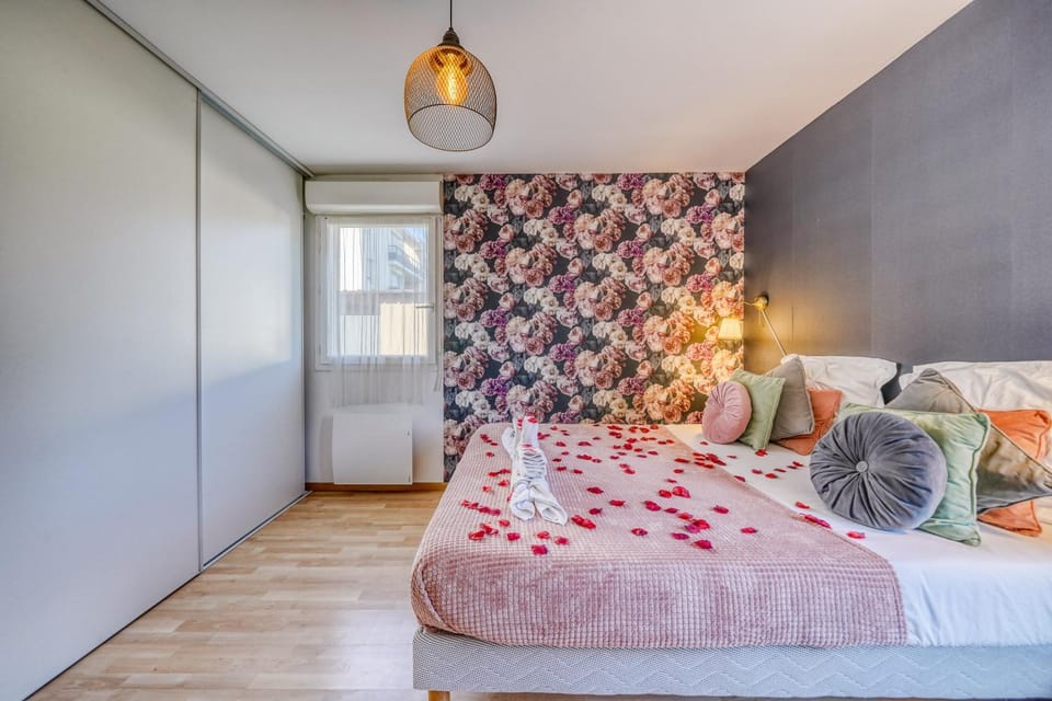 Chambre d'Amour Jacuzzi Bordeaux Parking Apartment in Bordeaux