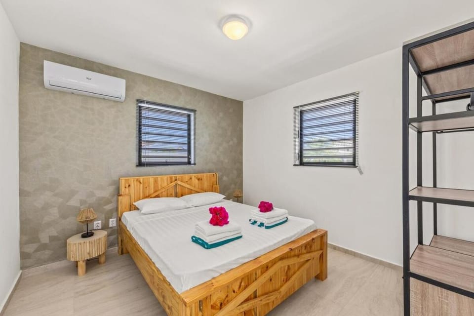 Bed, Photo of the whole room, Bedroom, air conditioner