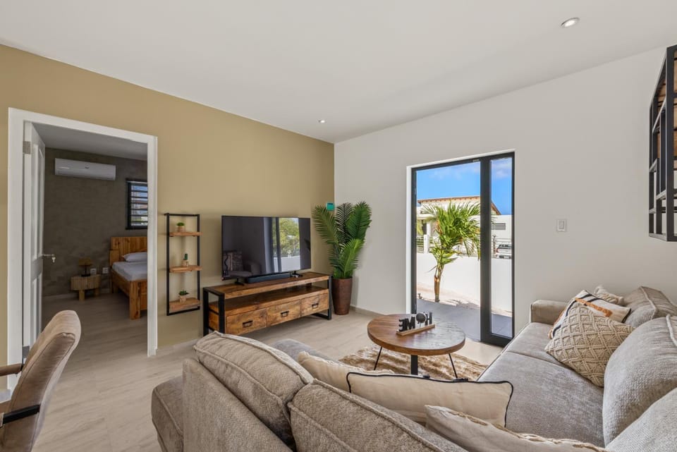 Communal lounge/ TV room, TV and multimedia, Living room, Seating area, Evening entertainment