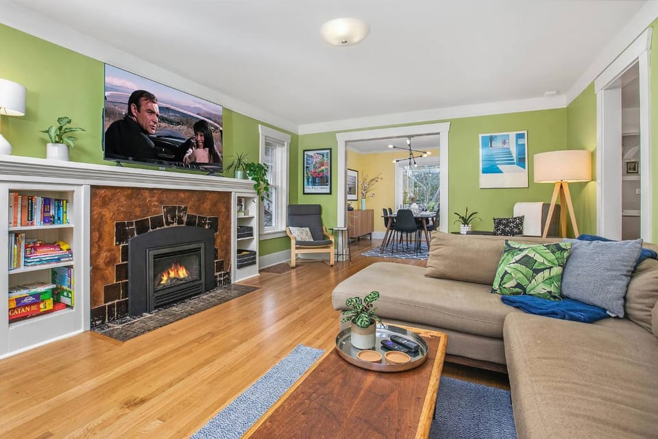 Communal lounge/ TV room, Library, TV and multimedia, Living room, Seating area, Evening entertainment, children, young children, fireplace