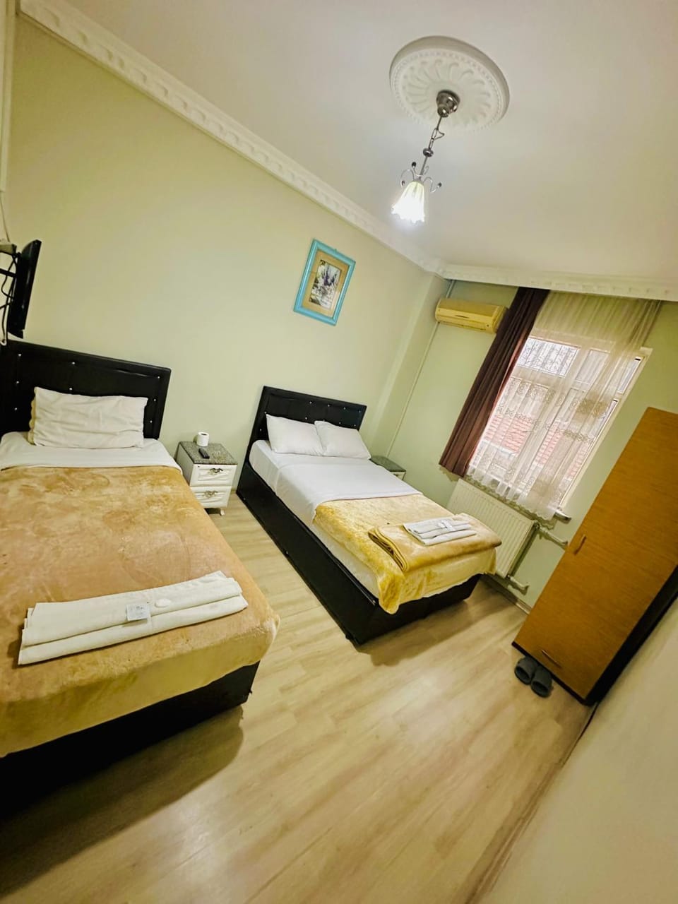 Bed, Photo of the whole room, towels