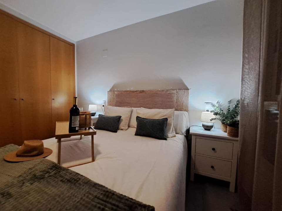 Bed, Photo of the whole room, Bedroom, wardrobe