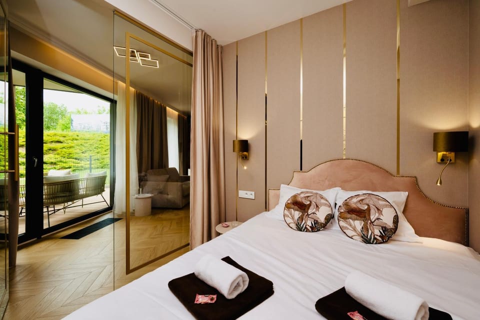 Bed, Living room, Photo of the whole room, Seating area, Bedroom