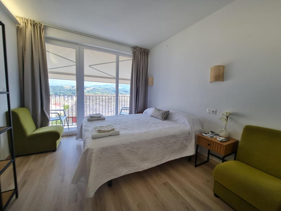 Bed, TV and multimedia, View (from property/room), Photo of the whole room, Street view, Sunrise, furniture