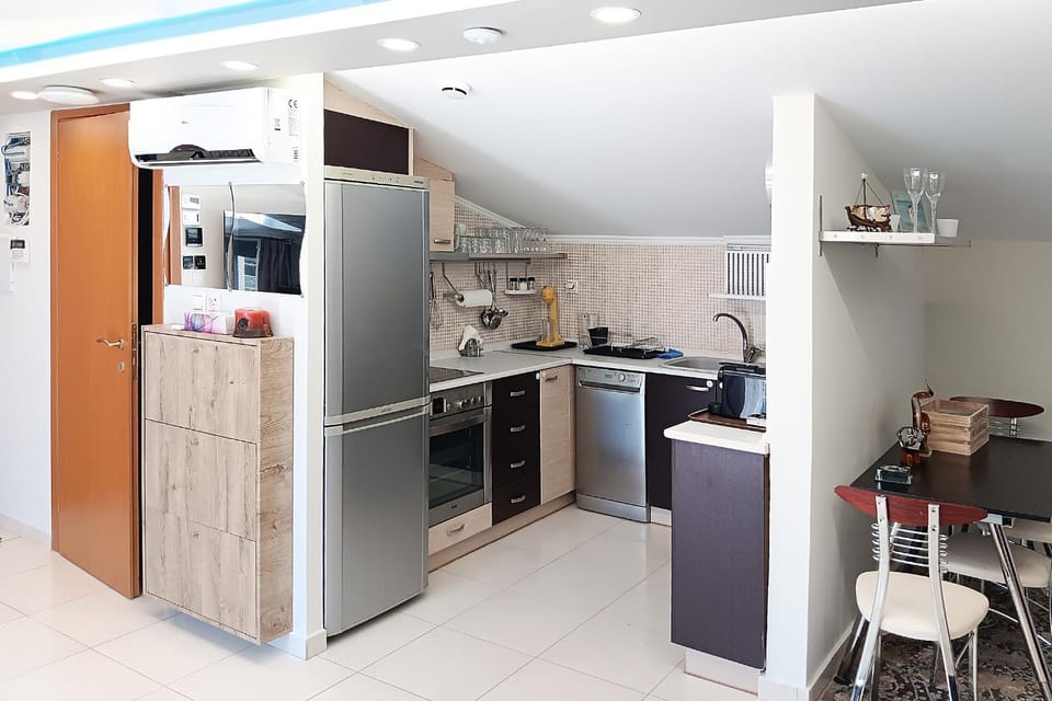 Kitchen or kitchenette, oven