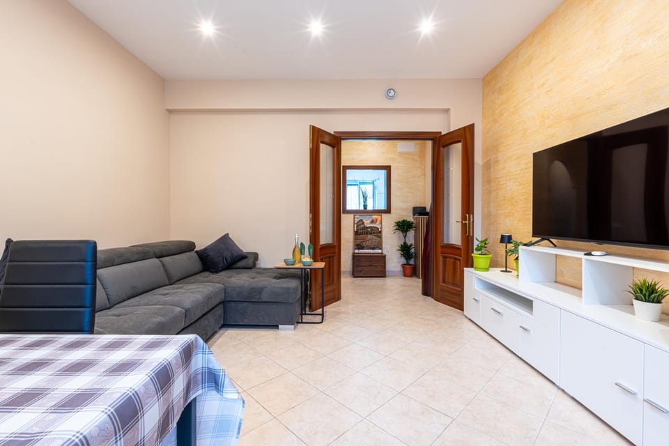 Communal lounge/ TV room, Bed, TV and multimedia, Living room